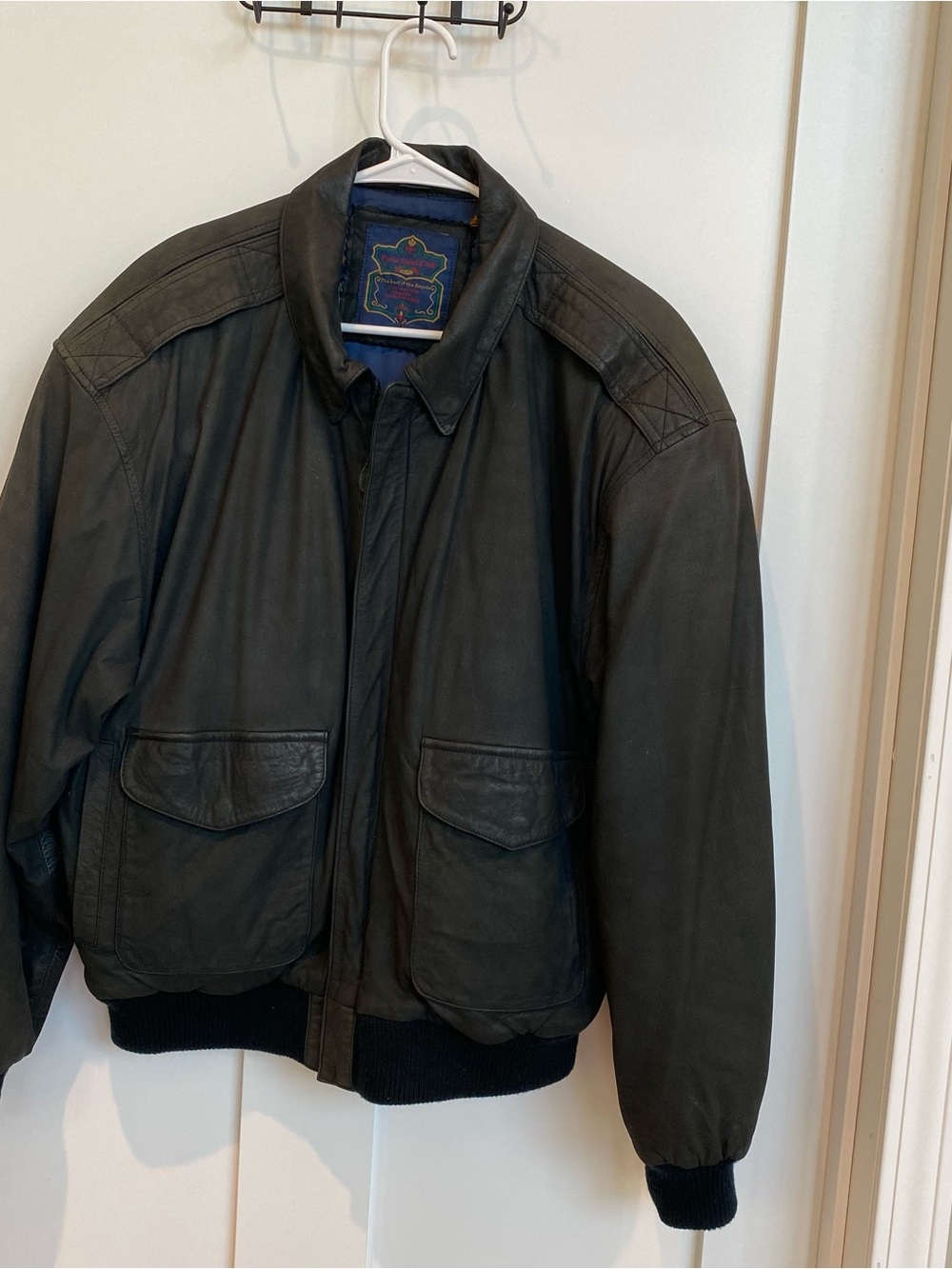 Men's Black Leather Bomber Jacket w Pocket Flaps Vintage size medium